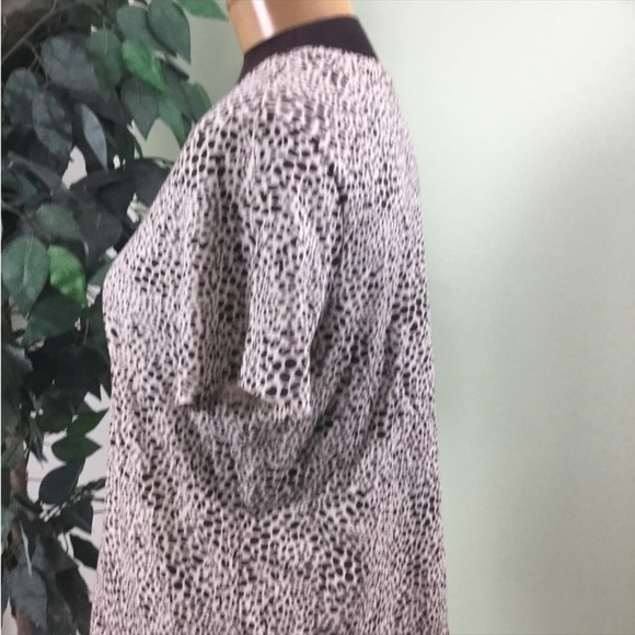 LANDS End Medium short sleeve v neck tee
Thicker weight 
Animal print - Picture 11 of 15